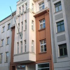 Mietshaus in geschlossener Bebauung, mit Laden und Fahnenhalter Friedrichsstraße 4
