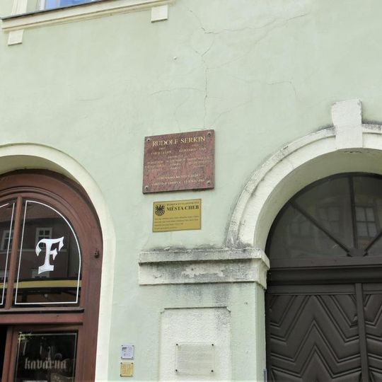 Pamětní deska Rudolfa Serkina na domě 474/29 na náměstí Jiřího z Poděbrad v Chebu