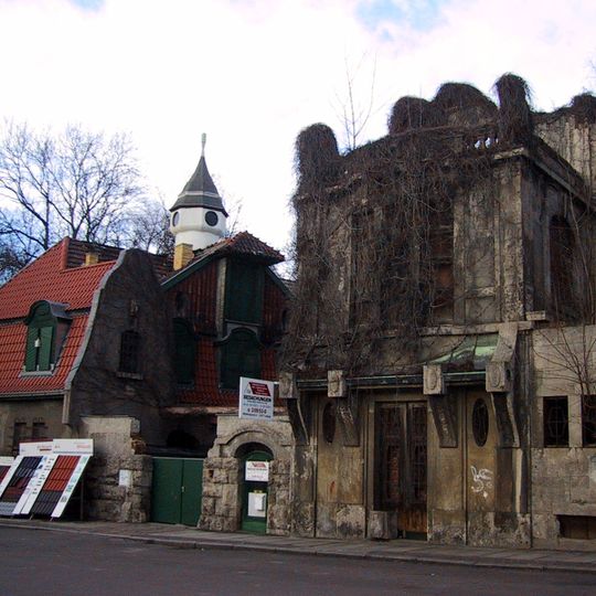Zwei Wirtschaftsgebäude und Reste einer Villa Mühlholzgasse 2