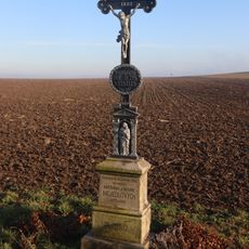 Kříž u silnice severně od Okrašovic