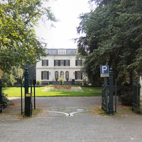 Middenburg, landhuis met souterrain, bel-etage en verdieping