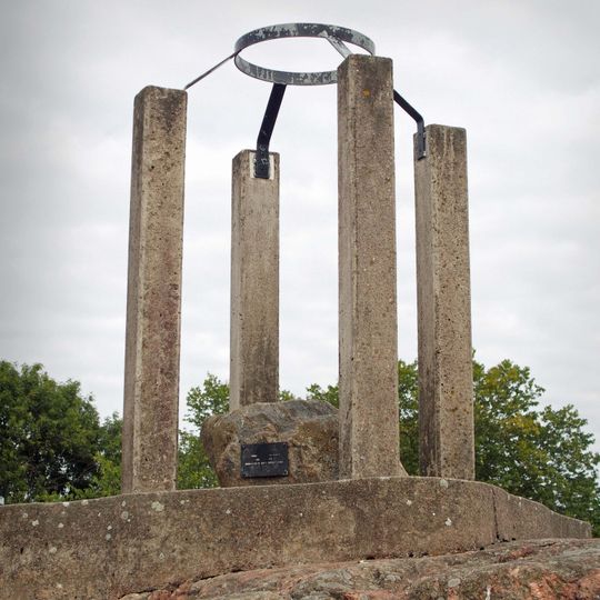 Hirsipuumäen teloituspaikan muistomerkki