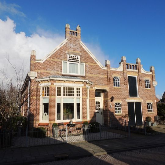 Woonhuis met pakhuis in overgangsstijl