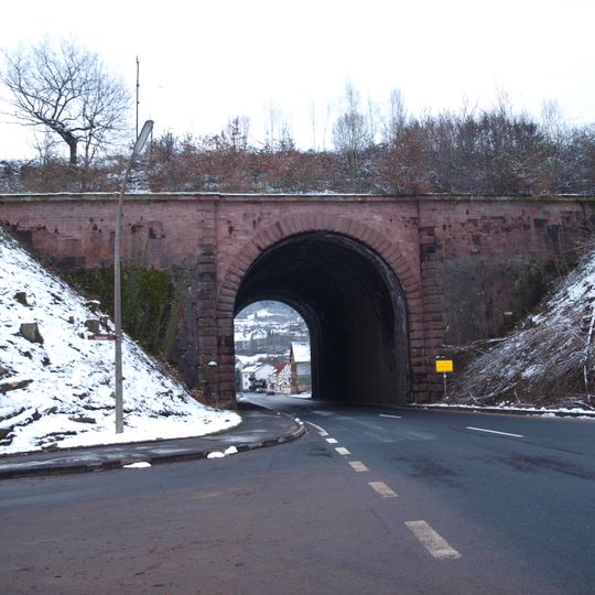 Straßentunnel unter der Ludwigs-Westbahn