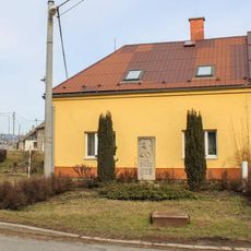 Pomník padlým ve Střelicích u hlavní silnice