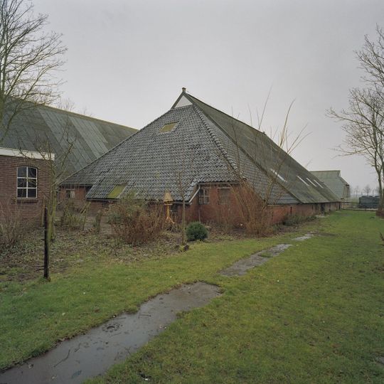 Hals en romp t.w. aangebouwde bijschuur, zijnde restant van een kop-hals-rompboerderij, waarvan de kop rond het jaar 1920 is afgebroken