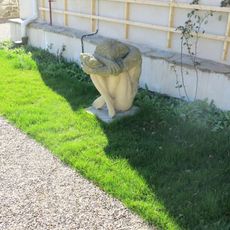 Socha Dva kameny v parčíku u knihovny v Kadani