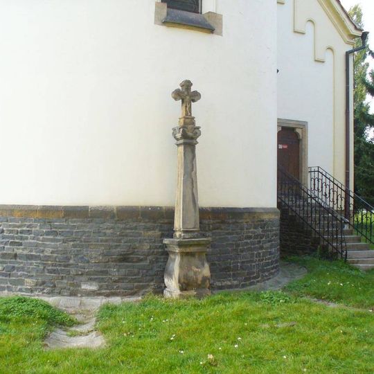 Kříž u kostela svatého Václava v Pečkách