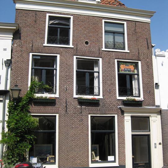 Pand met gepleisterde lijstgevel