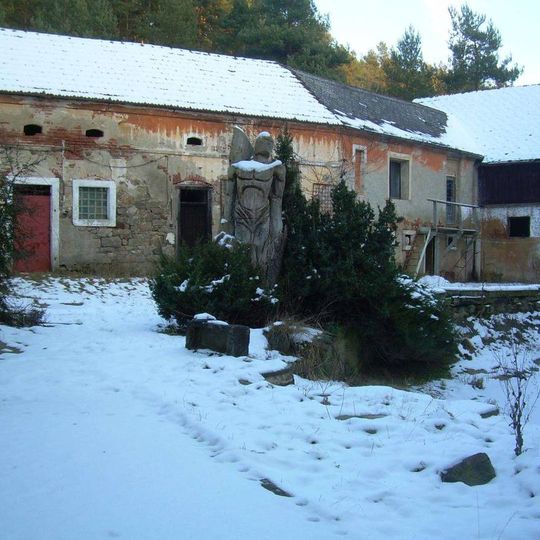 Dřevěná socha jižně od Holostřev u Havlova Mlýna