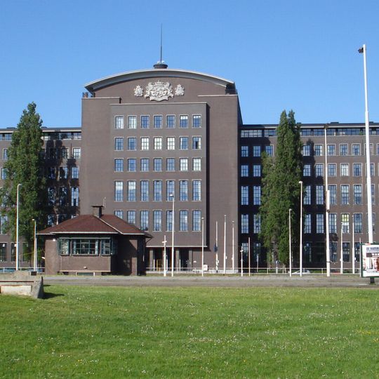 Voormalige Kantoor der Rijksbelastingen met drie garages, fietsenstallen en transformatorhuis