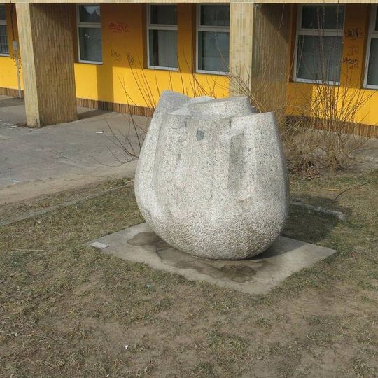 Žulová plastika Květ ve Vrchlického ulici v Ruprechticích