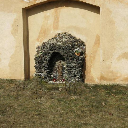 Kaplička u zdi klášterní zahrady v Ostrově nad Ohří