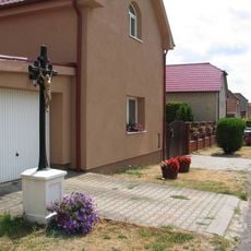 Pamětní kříž v ulici Průhon v Chyňavě