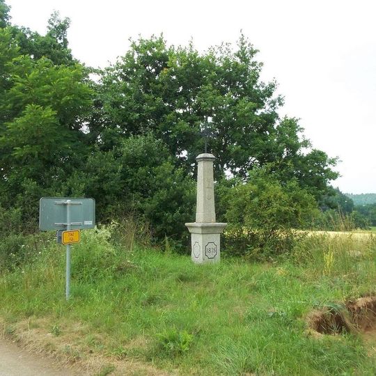 Kříž západně od Kadova na rozcestí