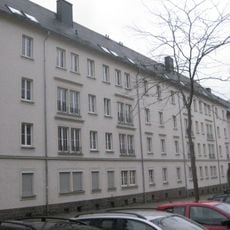 Drei Wohnhäuser in geschlossener Bebauung, ausgeführt als einheitliche Wohnhauszeile Hans-Sachs-Straße 36; 38; 40