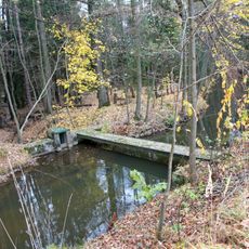 Lávka přes Zlatou stoku u rybníku Velké Stavidlo
