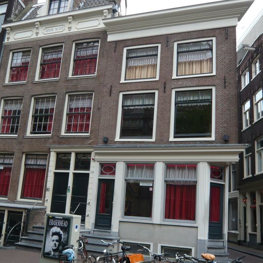 Hoekhuis met gevel onder echte lijst