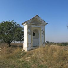 Výklenková kaple u polní cesty jihozápadně od Malnic