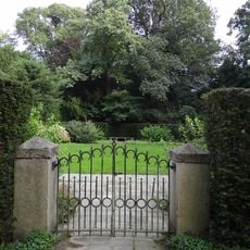 Twee gemetselde poortjes bij buitenplaats De Hartekamp