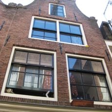 Pand met gevel onder klokvormige top