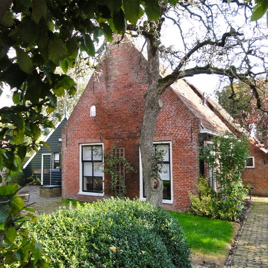 Boerderij met woonhuis tegen topgevel met zesruitsvensters