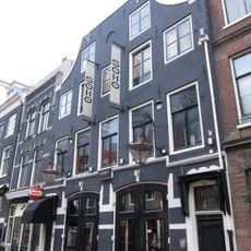 Complex koetshuizen met bovenwoningen