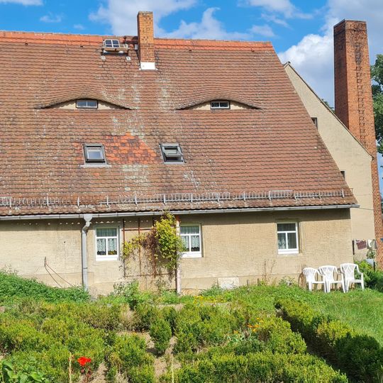 Wohnhaus, Seitengebäude und kleiner Garten eines Bauernhofes Mauna 2