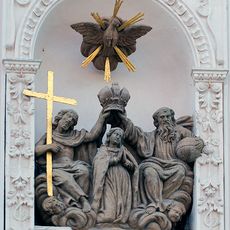 Soška Korunování Panny Marie ve výklenku domu ve Švermově ulici v Kadani