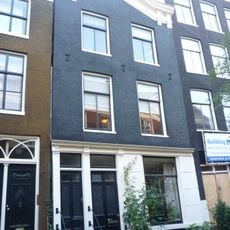 Pand met gevel onder geknikte lijst