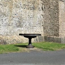 Kovová plastika-mísa u hradeb hradu Klenová