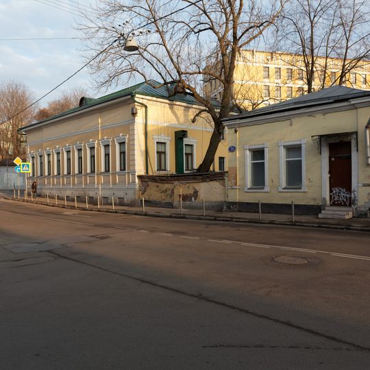Главный дом городской усадьбы и ограда по Хохловскому переулку