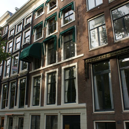 Pand met gevel onder rechte lijst met vensteromlijstingen en gelaagde onderpui voor een ouder huis