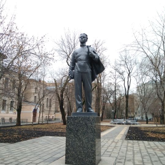 Памятник «Ленин-гимназист»