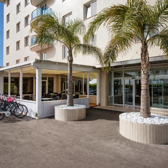 Simon Hotel