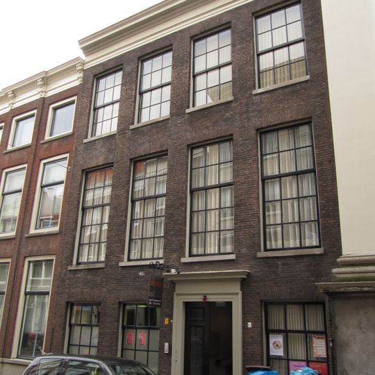 Huis achter lijstgevel