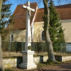 Kříž u kostela v Kostelní Radouni