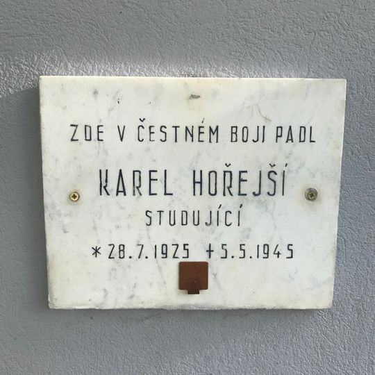 Pamětní deska Karla Hořejšího na ohradní zdi Krčského hřbitova