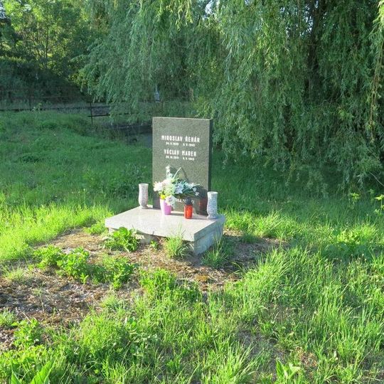 Pomník padlým v květnu 1945 u železniční zastávky v osadě Tample