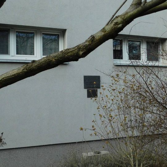 Pamětní deska Adolfu a Václavovi Karabello na domě Osadní 46/39 v Holešovicích