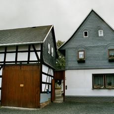 Wohnstallhaus und Toreinfahrt eines Dreiseithofes Obere Bachstraße 12
