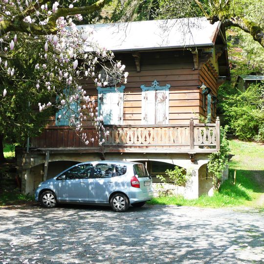 Villa mit Skulpturenbrunnen und Teich im Garten sowie Gartenhaus Mennickestraße 38