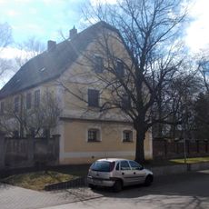 Pfarrhaus, Seitengebäude und Einfriedungsmauer eines Pfarrhofes Lange Straße 32