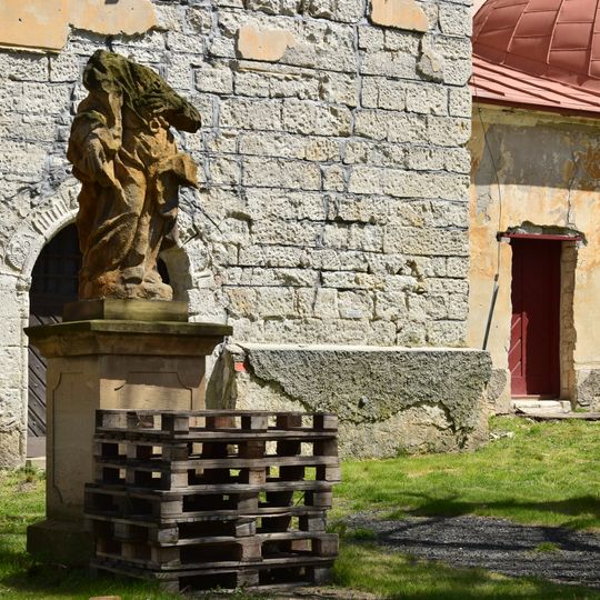 Socha svatého Petra u kostela v Liběšicích