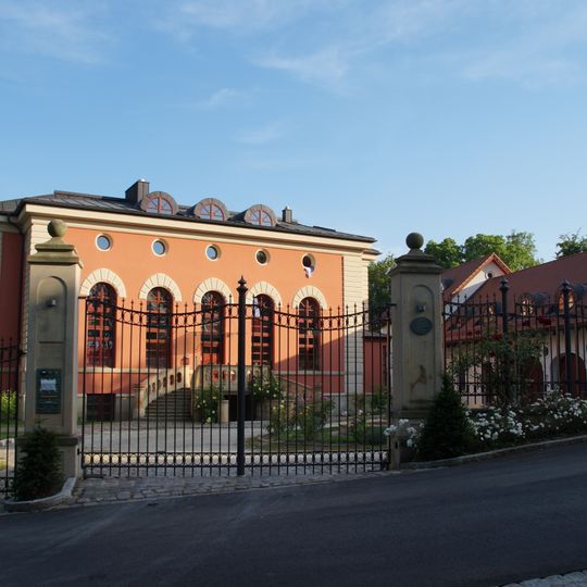 Gaststätte , ehemaliges Fabrikationsgebäude einer Seidenspinnerei mit Maulbeerbaumplantage