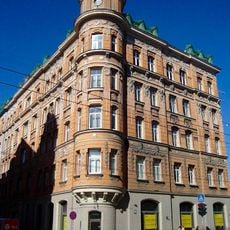 Īres nams ar veikaliem