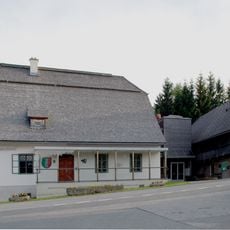 Alter Pfarrhof mit Wirtschaftsgebäude