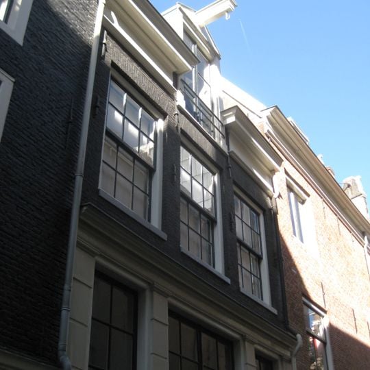 Huisje onder dwars dak met dakkapel