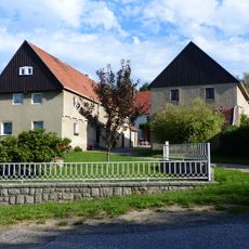 Wohnstallhaus und Seitengebäude sowie Trockenmauer eines Dreiseithofes Ringstraße 3
