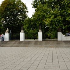 Ogrodzenie z bramą (od. ul. Głogowskiej)